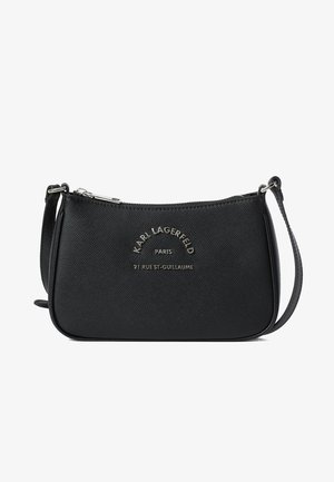 Must mustriba kott, mis on valmistatud tekstureeritud nahast, lukuga kinni, tasase kujuga, embosseeritud logoga ja eemaldatava rihmaga.