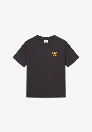 T-shirt en coton noir avec un col rond, des manches courtes et un logo "W" jaune sur la poitrine gauche, avec une texture douce.