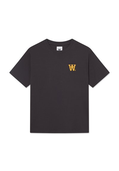 Zwarte katoenen T-shirt met een ronde hals, korte mouwen en een gele "W"-logo op de linkerkant van de borst, met een gladde textuur.
