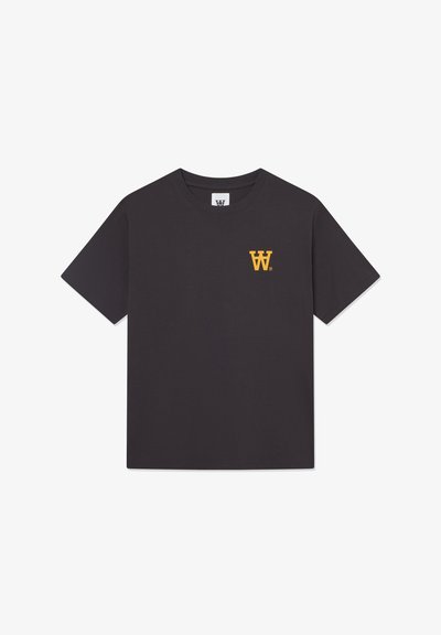 Zwarte katoenen T-shirt met een ronde hals, korte mouwen en een gele "W"-logo op de linkerkant van de borst, met een gladde textuur.