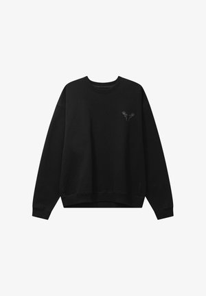 Musta pitkähihaisen crewneck-hupparin, jossa vasemmassa rinnassa pieni tumma hirvenpäälogo sekä resorit hihansuissa ja helmassa.
