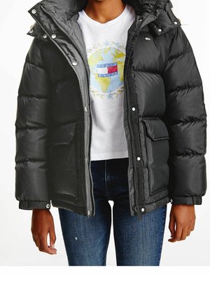 Sort pufferjakke med en glinsende overflade, lynlås foran, brystlomme og hætte, båret over en hvid T-shirt med et globusdesign.