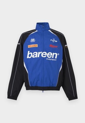 Sinine ja must vormelispordi jope ees tõmblukk ja "bareen" logo, millel ees ja varrukatel mitu sponsorilogot.