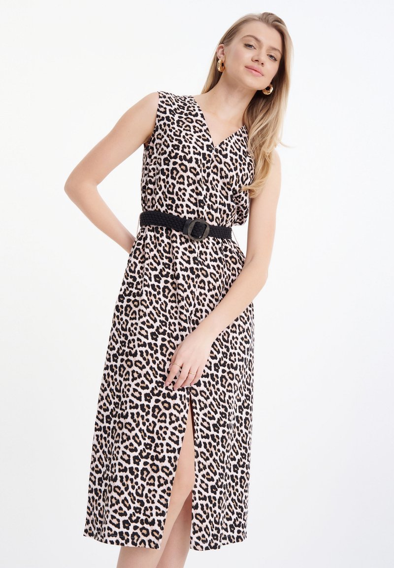 Abito senza maniche con stampa leopardata, scollatura a V, vita con cintura e spacco frontale. Realizzato in tessuto leggero, presenta una silhouette ad A che mette in risalto la figura.