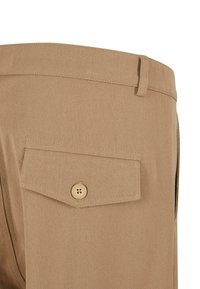 Beige bukser med en baklomme med knappelukking, glatt tekstur og rene linjer. Enkelt design uten ekstra detaljer.