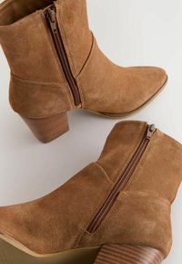 Next Kotníkové boty - tan brown suede