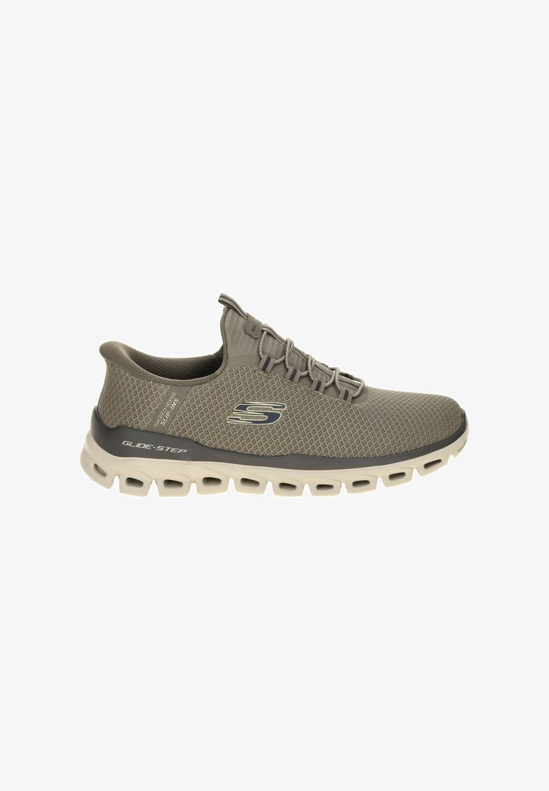 Baskets Skechers en mesh respirant marron clair avec semelle blanche segmentée, design sans lacets et accents de lacets sur fond blanc.