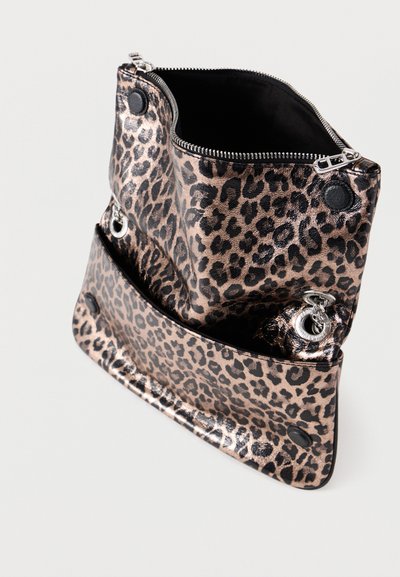 Τσάντα χειρός με σχέδιο λεοπάρ, κατασκευασμένη από γυαλιστερό μεταλλικό υλικό. Διαθέτει φερμουάρ, δύο εξωτερικές τσέπες και ασημί μεταλλικές λεπτομέρειες.