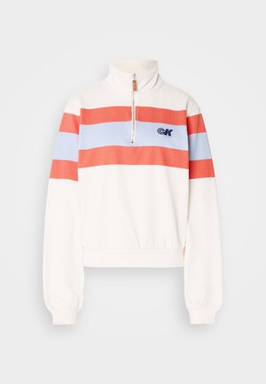 Witte sweatshirt met een hoge kraag, voorzien van rode en lichtblauwe horizontale strepen en een rits aan de voorkant. Logo weergegeven op de linkerborst.