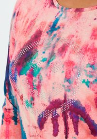 Langärmliges Oberteil aus Baumwollmischung mit einem Aquarellmuster in Rosa, Blau und Lila, verziert mit dekorativen Strasssteinen, die ein kreisförmiges Design bilden.
