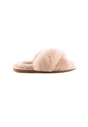 Zachte beige open-teen pantoffel met pluche kruisriemen en een platte bruine zool, geïsoleerd op een witte achtergrond.