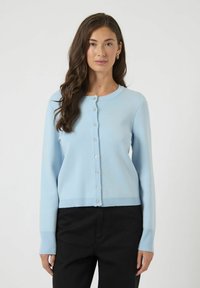 Lyseblå cardigan laget av mykt stoff, med rund hals, knapper foran, lange ermer og ribbestrikkede mansjetter og kant.