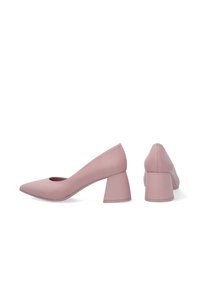 Růžové lodičky s špičatou špičkou, výřezovým designem a robustním blokovým podpatkem. Hladký, matný povrch s elegantní siluetou.