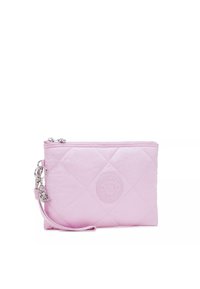 Bolsito acolchado de color rosa con una textura suave, herrajes plateados y cierre de cremallera. Cuenta con una correa de muñeca y detalle de logo en relieve.