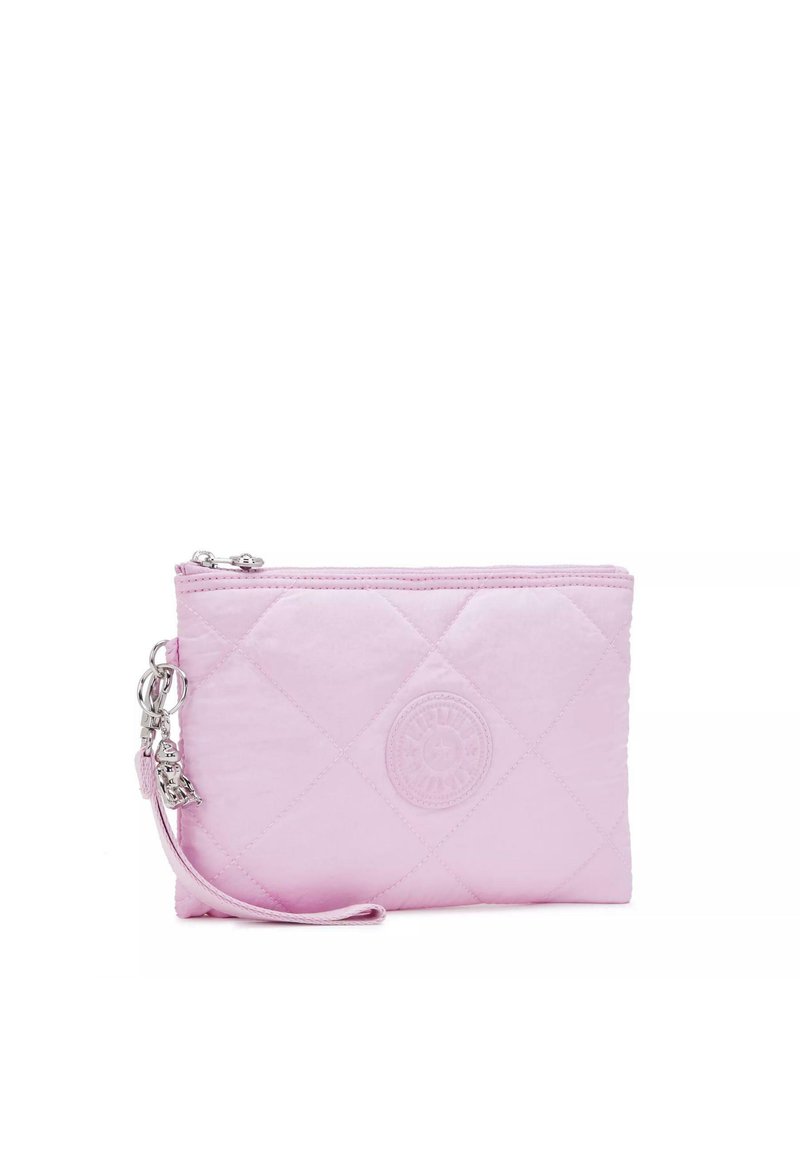 Pochette rose matelassée avec une texture lisse, quincaillerie argentée et fermeture à glissière. Dispose d'une sangle pour le poignet et d'un détail de logo en relief.
