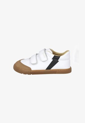 Zapatilla blanca con dos tiras de velcro, diseño con acentos en negro y suela de goma color beige. Punta curva y agarre texturizado en la suela.