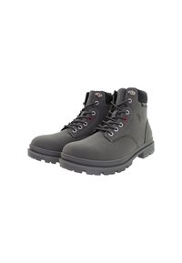 Pár tmavě šedých šněrovacích kotníkových bot s robustními podešvemi a polstrovaným límcem, mírně nakloněný doprava na bílém pozadí.