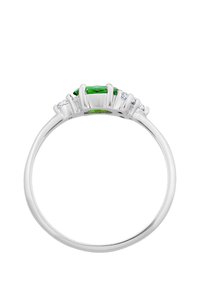 Sterling sølv ring med en central grøn sten i marquise facon, flankeret af tre mindre klare sten, glat bånddesign.