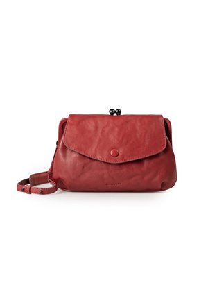 Borsa in pelle rossa con forma arrotondata, caratterizzata da un pattella ripiegabile, chiusura a scatto e tracolla removibile. Texture liscia con leggere variazioni.