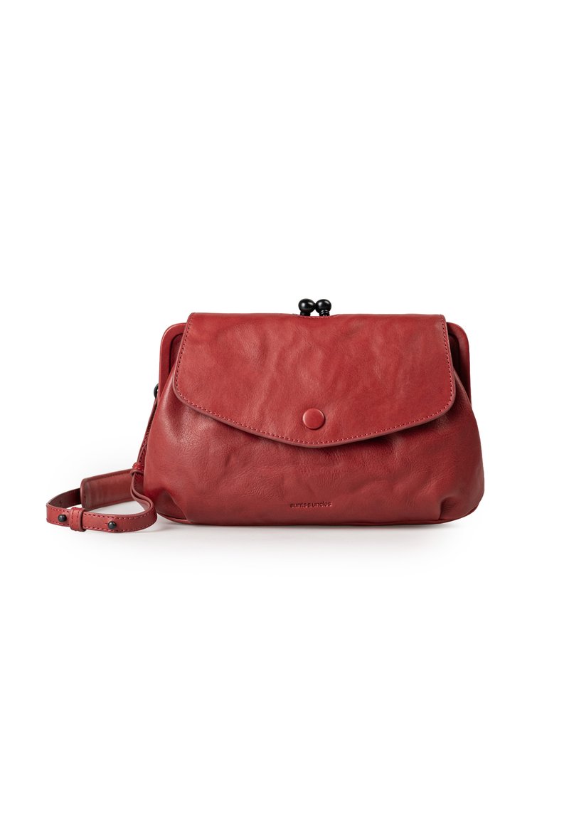 Borsa in pelle rossa con forma arrotondata, caratterizzata da un pattella ripiegabile, chiusura a scatto e tracolla removibile. Texture liscia con leggere variazioni.