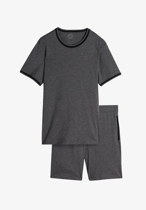 Conjunto gris de dos piezas de ropa de hogar que incluye una camiseta de manga corta y cuello redondo con ribete negro y pantalones cortos a juego con una cintura elástica.