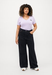 Calvin Klein Jeans CLASSIC SLIM V NECK TEE - Pamata T-krekls - lilac