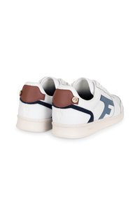 Sneakers bianchi con accenti in pelle blu navy e marrone, texture liscia, punta tonda e design low-top. Presentano un logo sul lato e una suola resistente.