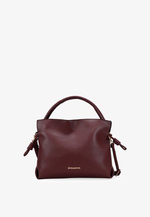 Bolso de mano de cuero rojo oscuro con superficie texturizada, asa superior trenzada, nudos laterales y logo dorado "BOSANOVA" en el frente.