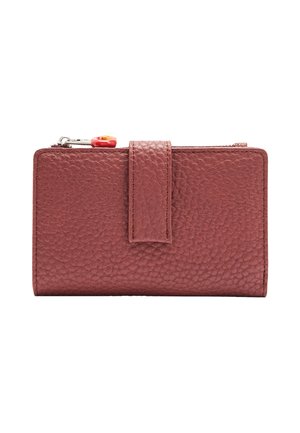 Prostokątny portfel z teksturowanej burgundowej skóry, z zamknięciem na zamek błyskawiczny i zawieszką na uchwycie zamka. Posiada zapięcie na klapkę.