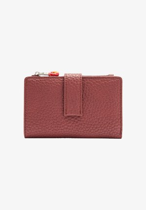 Prostokątny portfel z teksturowanej burgundowej skóry, z zamknięciem na zamek błyskawiczny i zawieszką na uchwycie zamka. Posiada zapięcie na klapkę.