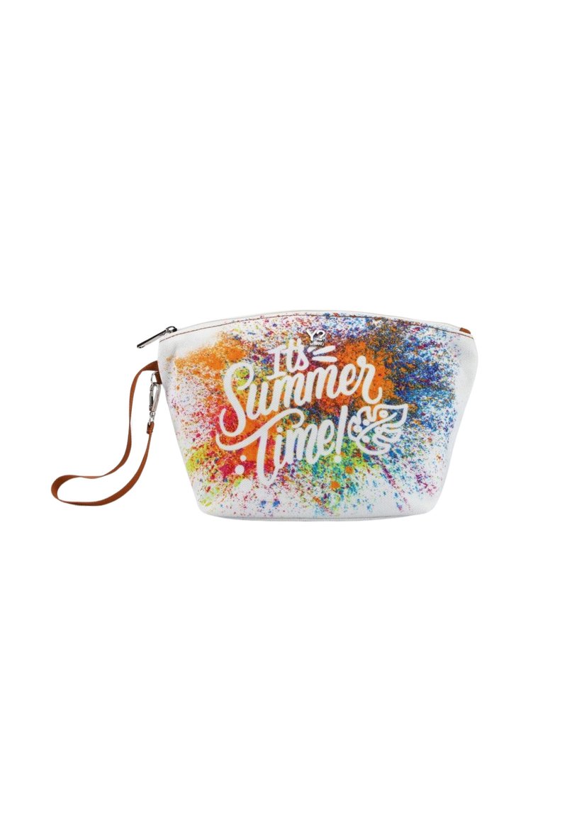 Pochette per il trucco in tela con un design a macchie colorate. Il testo recita "È tempo d'estate!" in bianco. Presenta una chiusura con zip e un cinturino da polso marrone.