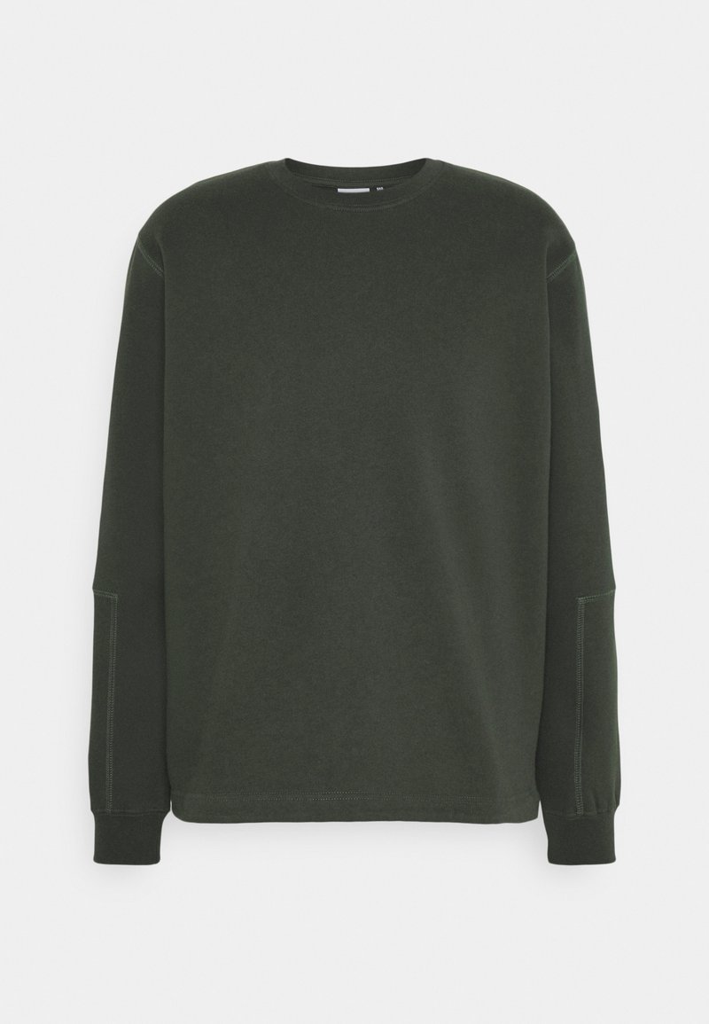 Sweat-shirt vert foncé à manches longues avec col rond, poignets côtelés et coutures apparentes sur les manches et les épaules.