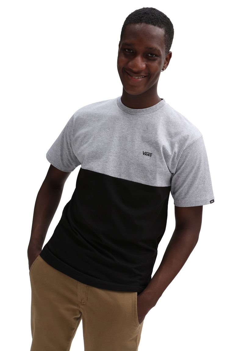 Kortärmad T-shirt med grå överdel och svart underdel, med en liten Vans-logga på bröstet. Blandad bomullstyg, klassisk passform.