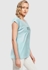 Merchcode K HOPE  - T-shirts med print - ocean blue
