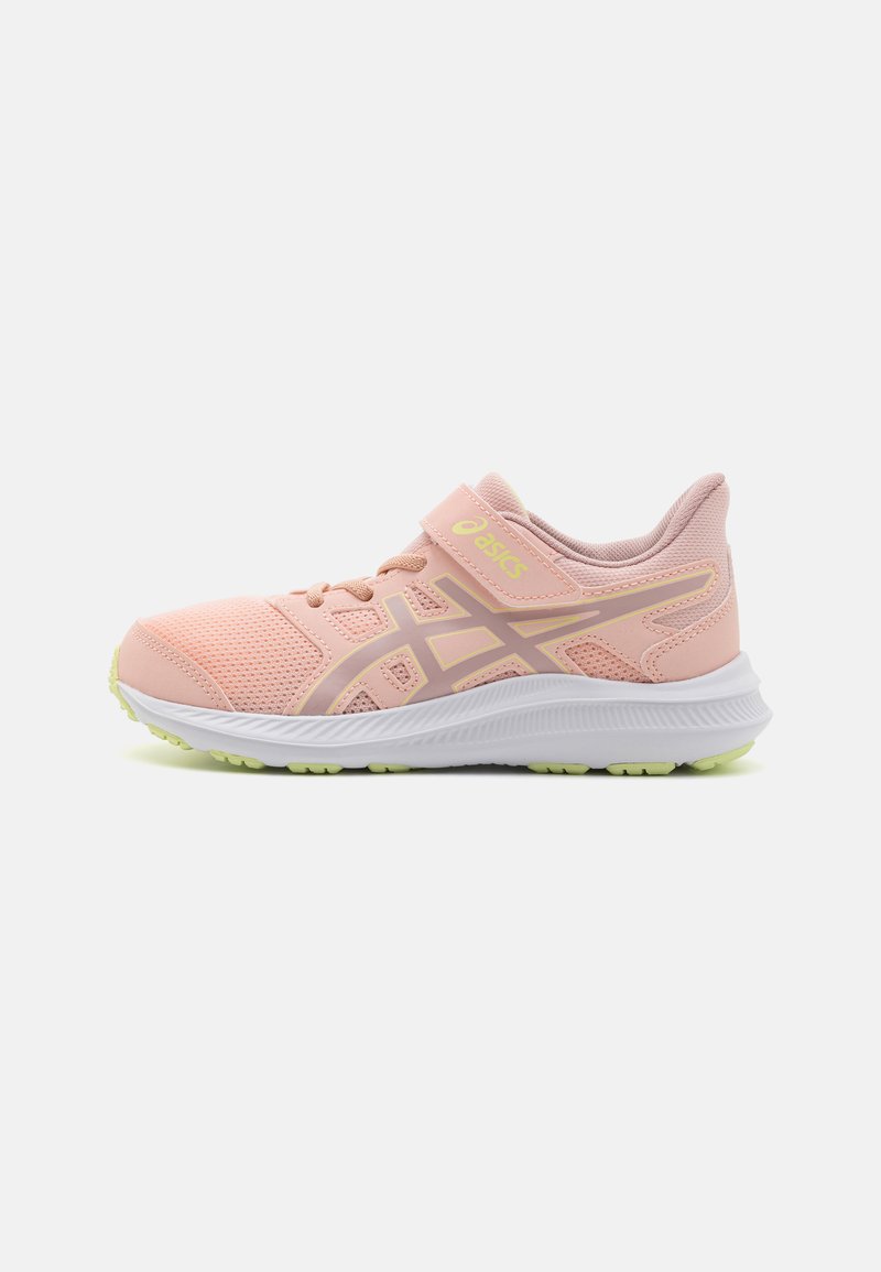 Basket de sport rose clair avec tige en mesh, semelle en caoutchouc et sangle réglable. Présente des accents jaunes et un design texturé.
