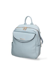 Zaino in finta pelle azzurro chiaro dalla forma arrotondata, con doppia cerniera superiore, pattina anteriore e dettagli in metallo dorato. Include una tasca laterale.