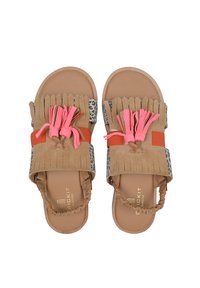 Sandali in suede marrone con stampa leopardata testurizzata e dettagli arancioni, caratterizzati da pompon rosa e frange sui nastri.