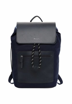 Mørkeblå rygsæk med sort frontklap, lomme med lynlås foran, sort snor med hvide striber og øverste håndtag.