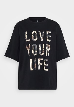 Μαύρο κοντομάνικο T-shirt με μεγάλη μπεζ και καφέ καμουφλάζ επιγραφή "ΑΓΑΠΗΣΕ ΤΗ ΖΩΗ ΣΟΥ" μπροστά.