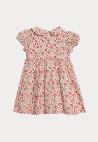 Robe florale avec un col rond, des manches courtes bouffantes et une jupe froncée, arborant un motif de fleurs rouges et blanches sur un fond clair.