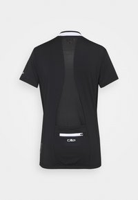 Camiseta deportiva negra de manga corta, con un panel trasero de malla y un bolsillo con cremallera. Logo de CMP exhibido en el lateral.