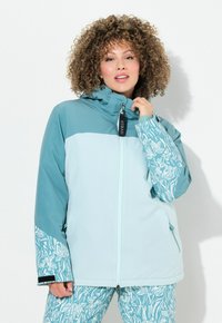 Svetle modrá nepromokavá bunda s kapucí, která má vzorované rukávy a přední zip. Texturovaný design s květinovými akcenty na rukávech.