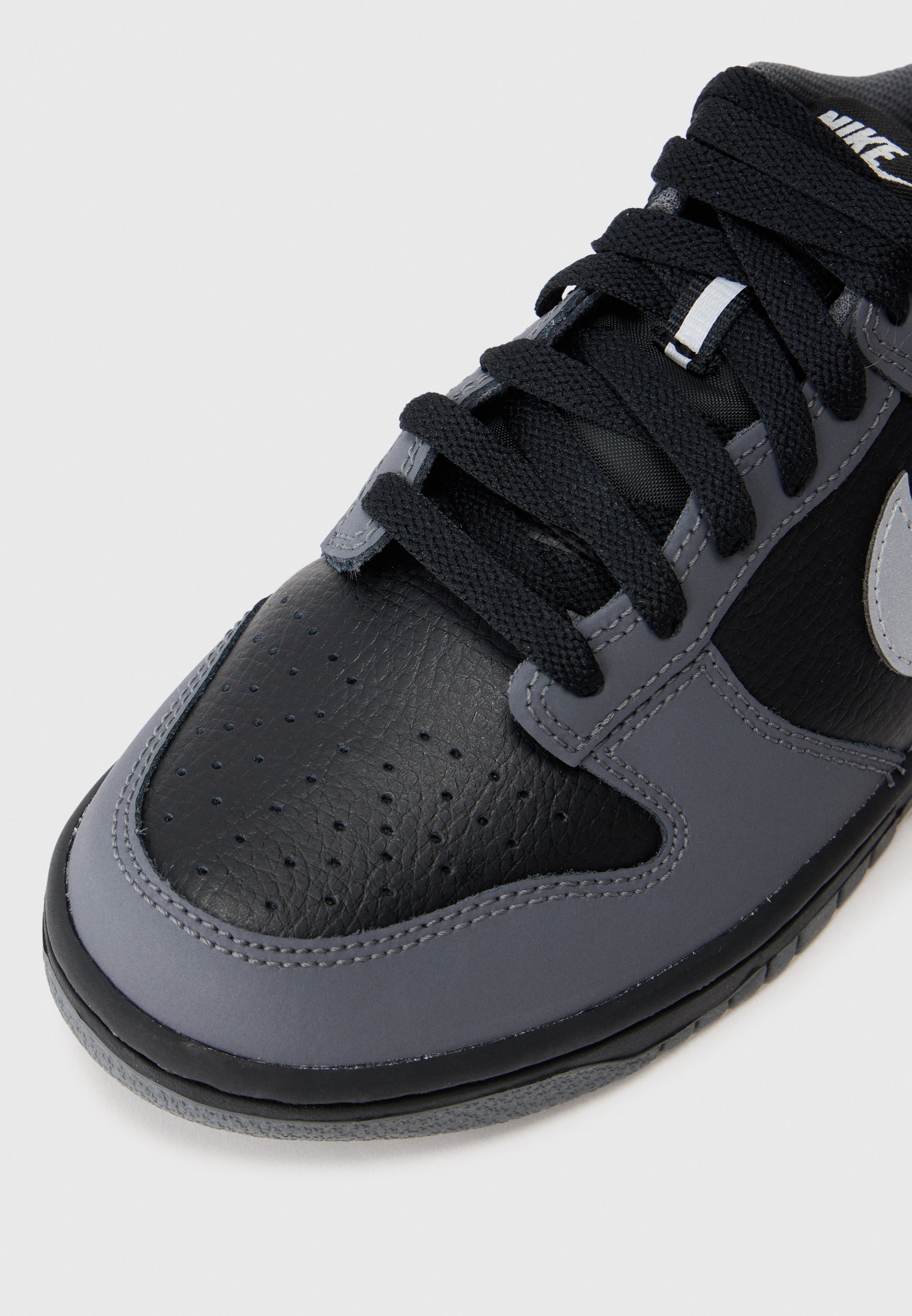 black and silver nike dunks