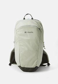 Rucsac de culoare verde deschis, cu compartiment cu fermoar, laterale din plasă, fund de culoare verde închis și logo Columbia pe față. Design ușor.