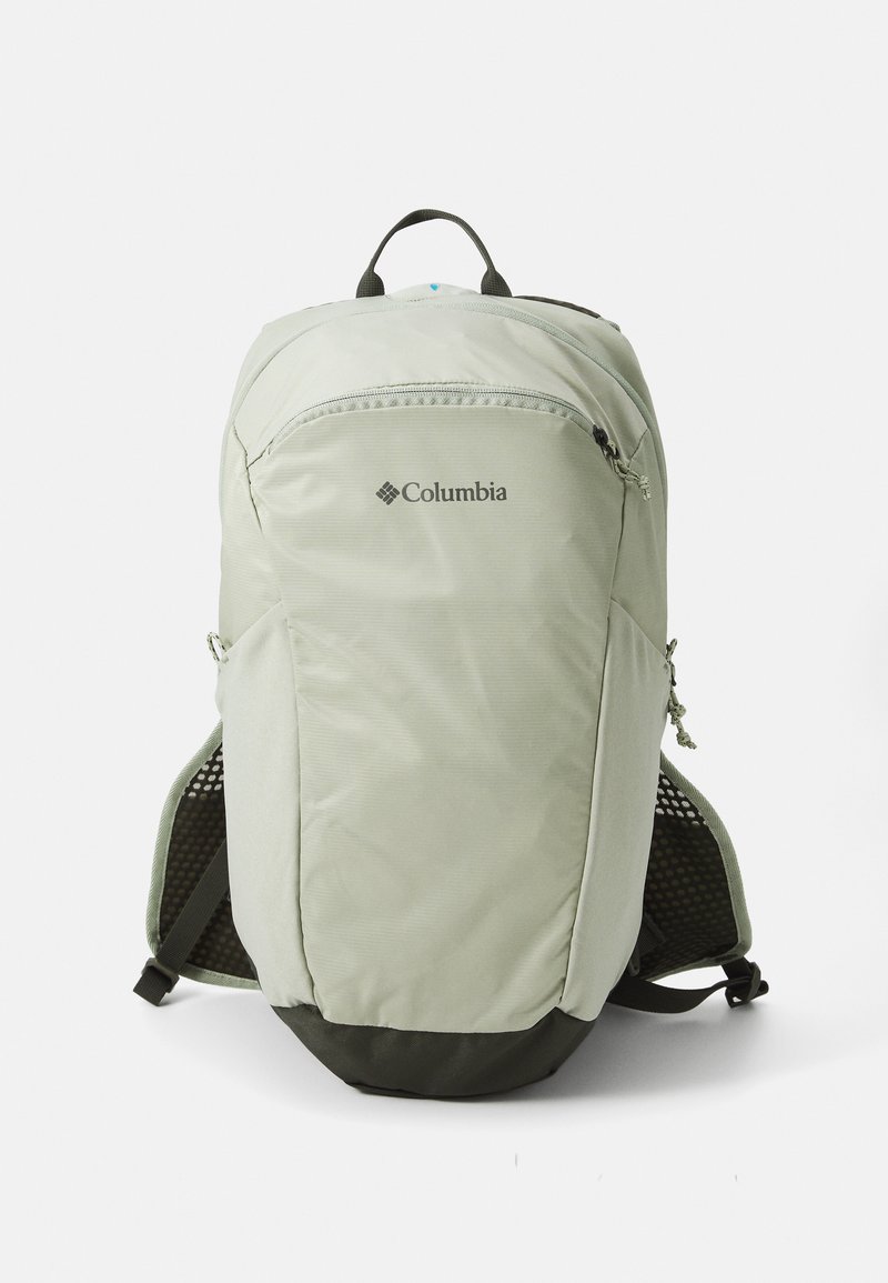 Rucsac de culoare verde deschis, cu compartiment cu fermoar, laterale din plasă, fund de culoare verde închis și logo Columbia pe față. Design ușor.