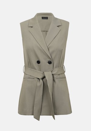 Blazer beige sans manches à double boutonnage avec revers, deux boutons noirs, poches avant, et une ceinture assortie en tissu nouée à la taille.