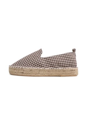 Espadryle wsuwane z brązowo-białą góra z tkaniny w kratkę gingham i plecioną spodem z juty, widok z boku.