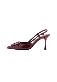 Burgundinpunainen kiiltävä nahkainen slingback-kenkä, jossa on terävä kärki, ohut korko ja etuosassa koristeena pyramidinmuotoisia niittejä oleva remmi.