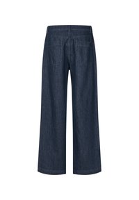 Pantalones vaqueros de pierna ancha en denim oscuro, con una cintura alta, dos bolsillos traseros y un detalle de costura minimalista. Textura suave y corte clásico.