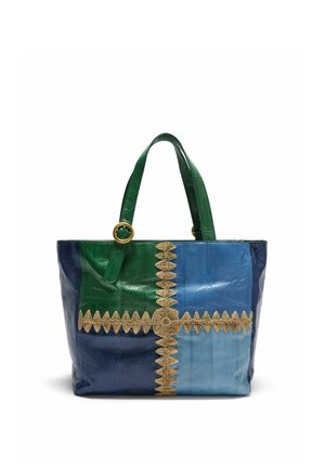 Borsa tote con pannelli patchwork in pelle strutturata verde, blu scuro e azzurro, decorata con cuciture beige a zigzag e manici verdi con anelli dorati.